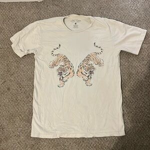 Fashionable tee shirt